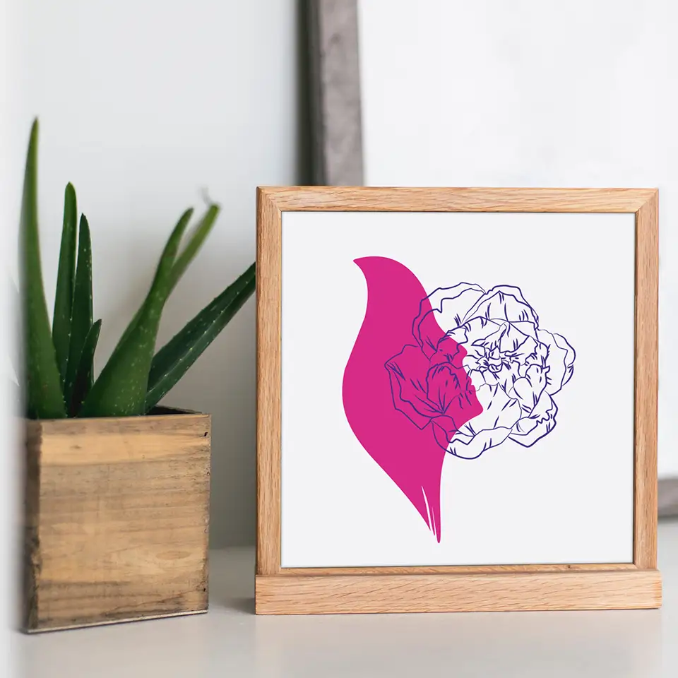 femme sentant une pivoine