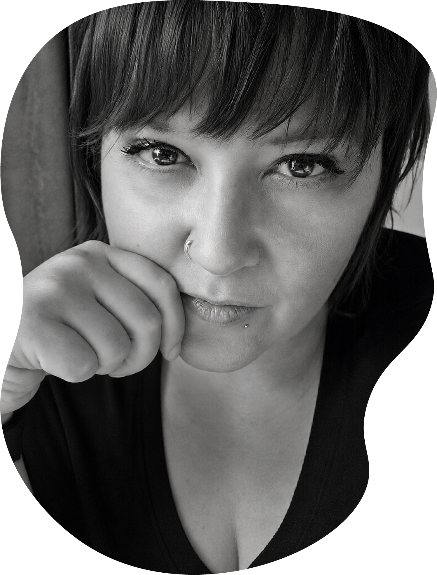 autoportrait de jessy j designer graphique en noir et blanc